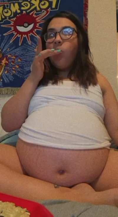 Preggo gets round just for you 🌭🌭