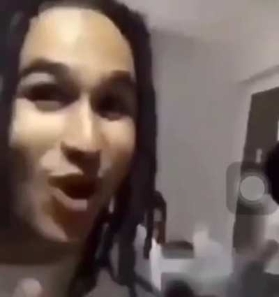 EU TO FUM4ND0 M4C0NH4 COM O TUE