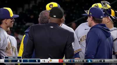 [Highlight] Video: Corbin Burnes leaves the game early with an apparent injury