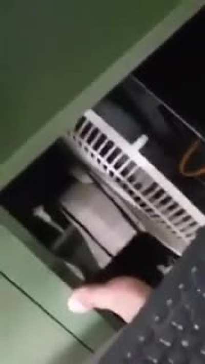 Computador no armário do exército!