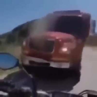 Truck go kiss kiss