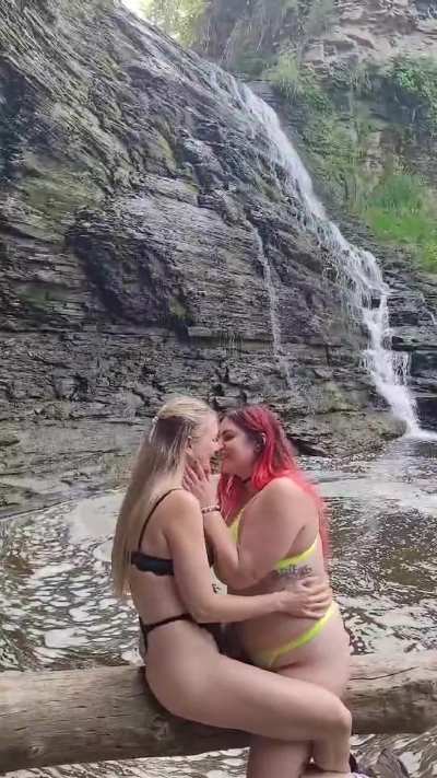 Kissing my girly on our hiking adventure