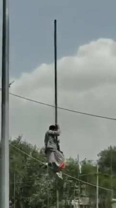 In an act of defiance, Kabul residents replaces Taliban flags with Afghanistan's flag