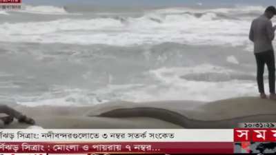 A cyclone hit Bangladesh's coastal areas recently. Some people were taking shelter, and some were taking photos on the beach, News crew came to report on the situation. And then there was this guy.