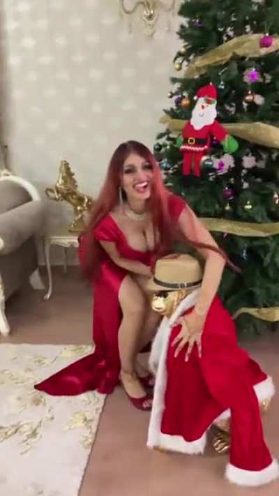 That Cleavage!!