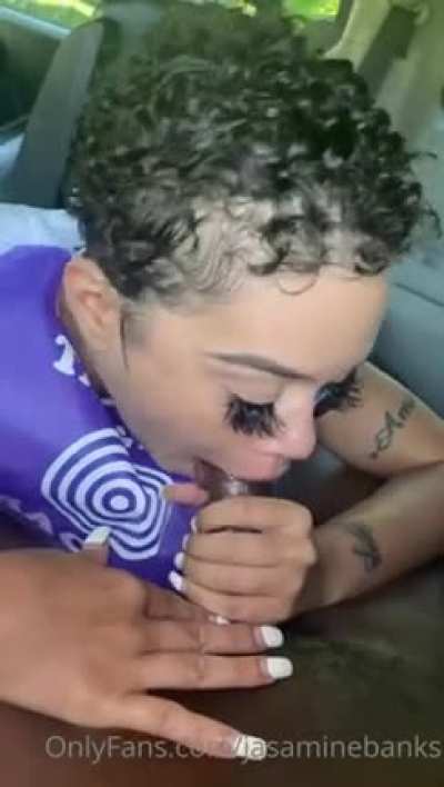 She goated asl !! Bitch had to put a bib on 🍽