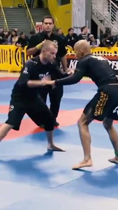 Slick jumping triangle sub by Ze Cobra