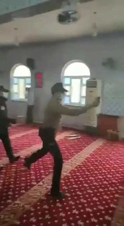 Uyanın EY Ahali AKP döneminde camiye tomalarla biber gazlariyla saldırdılar.