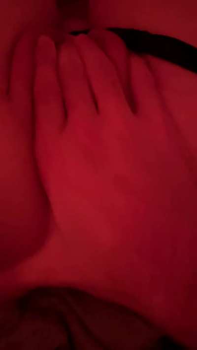 Stepsister’s wet pussy needs to get finge<wbr>red😈🍆<wbr>💦