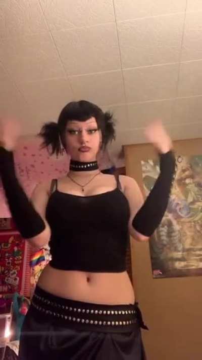 Big titty goth gf (@p3anu7_)