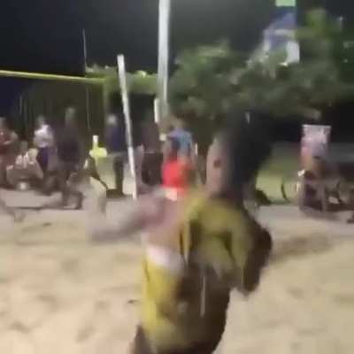 Os gringo ficam louco com um futevolei
