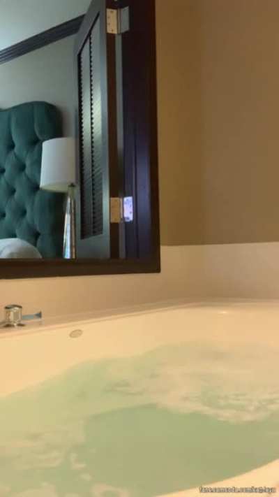 I wanna be in that tub 😭