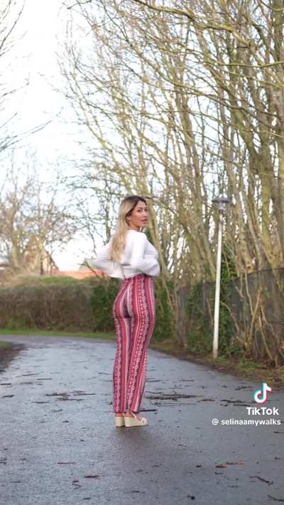 @selinaamywalks