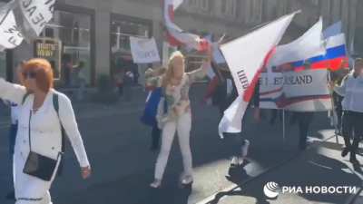 A demonstration against the supply of weapons to Ukraine is taking place in Amsterdam.