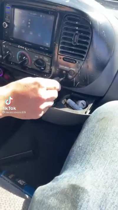 He took the key out but the car stil move how? 😟