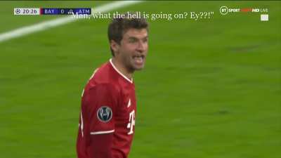 Bayern 4 - 0 Atlético Madrid - Müller yellow card incident and rant translated 21'