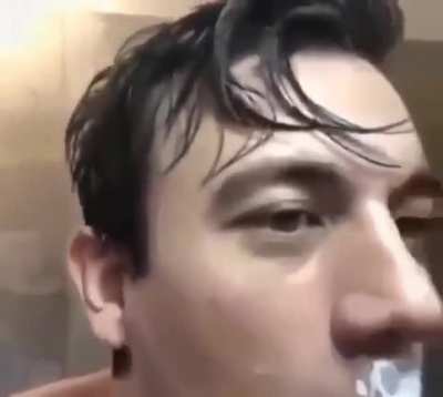 卐