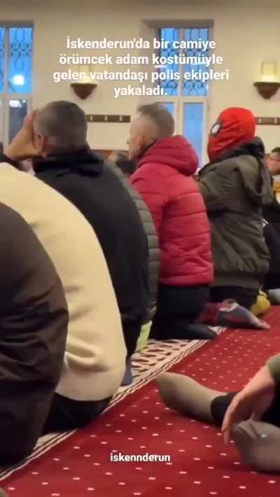 Hatay'da Bayram Namazına Örümcek Adam Kostümüyle Giden Adamı Camiden Atmışlar Olum 🥲