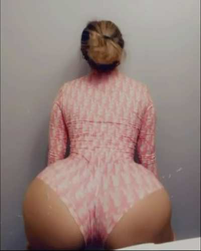 Big ol ass is heavy shake that shit like jelly