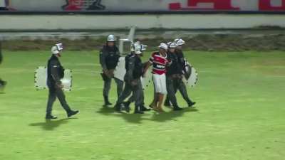 Torcedor do Santa Cruz mostrando ao goleirão como é que faz