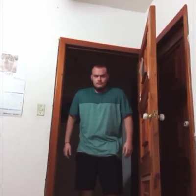 Que harías si ves a este hombre a las 3am en tu cuarto