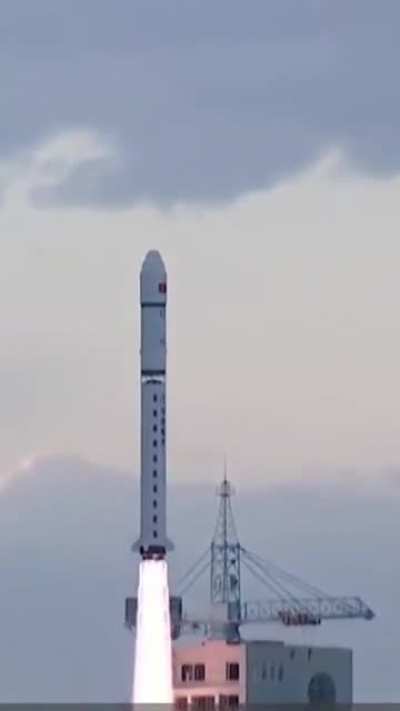 Chinese rocket sheds tiles during launch