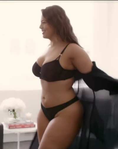 Suddenly felt the desire to lay flat on my bed then have Ashley Graham lay on top of me and suffocate me with her massively thicc body.