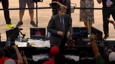 [Highlight] Hawks Fans give Marv Albert a standing ovation after the game