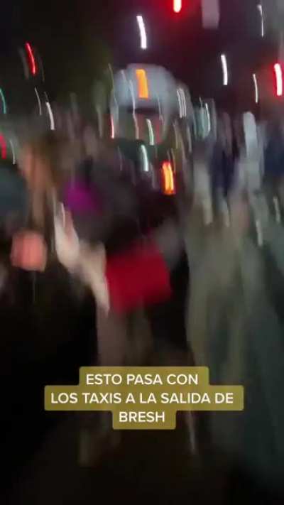 Escracharon a taxistas por cobrar caro: 
