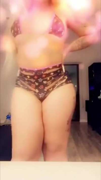 Gigi moving it
