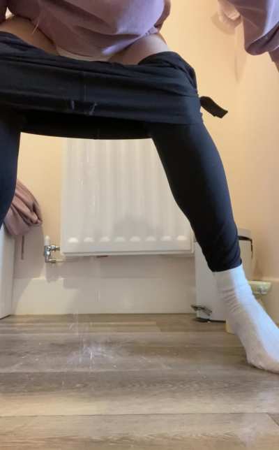 Peeing all over bathroom floor 😈💦 [F]