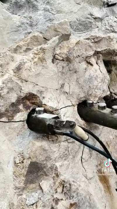 Piston splitter to break down rock
