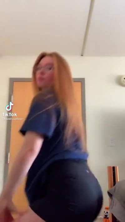 Redhead pawg shakes it