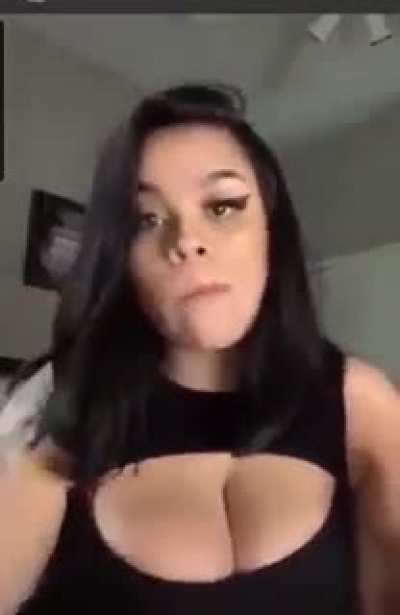 Wow that's crazy how her lips are like that