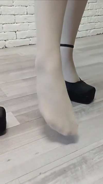 Would you give me a massage after a long day in heels? They are really smelly..🥴