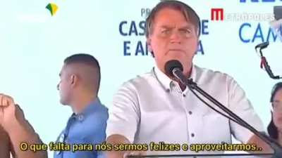 Bolsonaro: “O que falta para nós sermos felizes e aproveitarmos…”. Alguém na plateia responde: