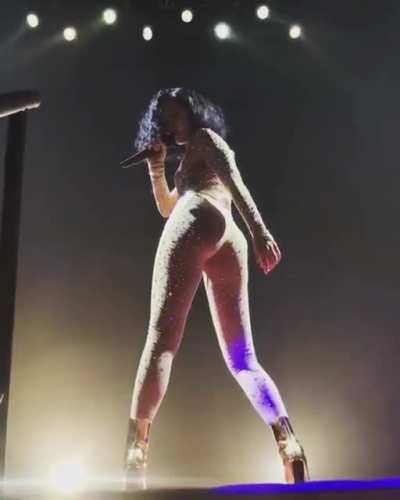 Amazing Booty 😮