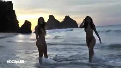 Aricia Silva, Nua na Praia com Fernanda Lacerda, Parte 10 🌊🍑🍑😋