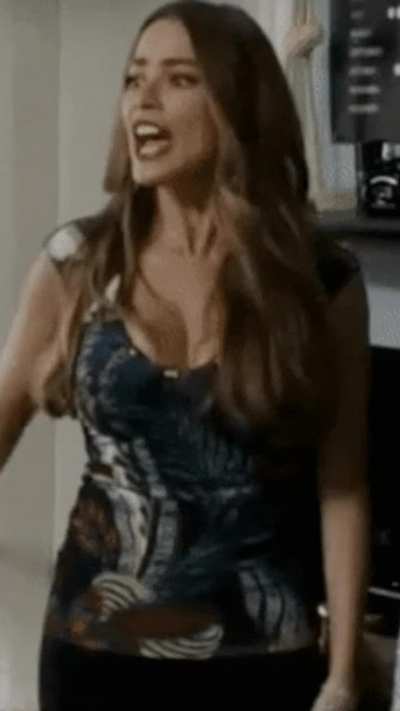 how many of you sat in front TV to watch modern family but ended up fapping to the bouncing tits of milf Gloria Pritchett (Sofia Vergara)