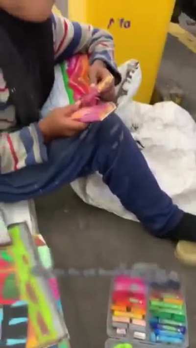 Adek ini jualan gambar di depan Indomaret