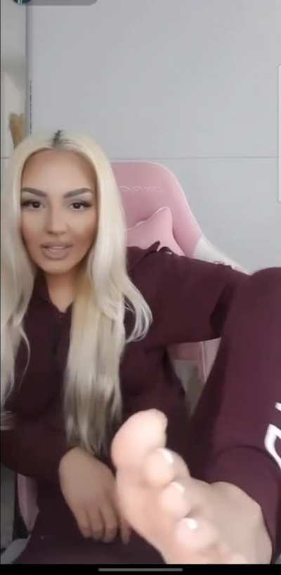 @yaselive1 and @yaselive2, we won't be seeing her feet anytime soon probably, she got a ban on lives at the end of the video