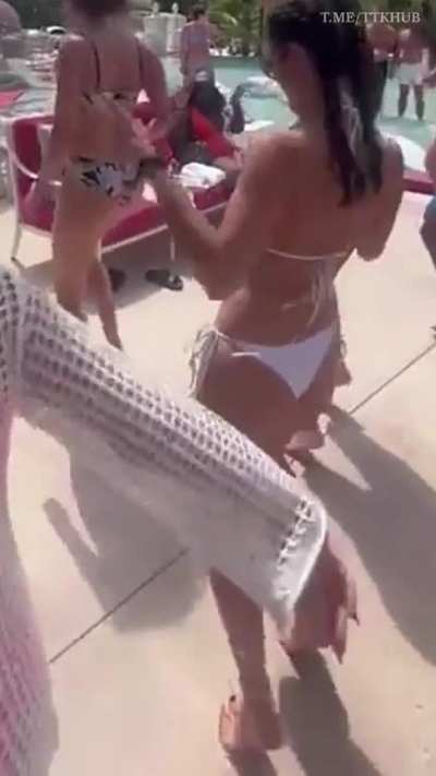 Dancing in her bikini😩