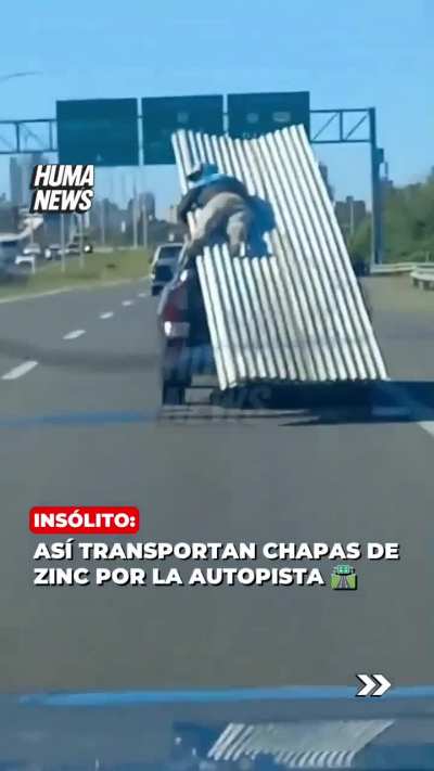 Filmaron a un sujeto colgado de las chapas en la autopista Santa Fe-Rosario