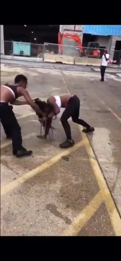 This chick really just casually took a drag from her cig mid fight 😱