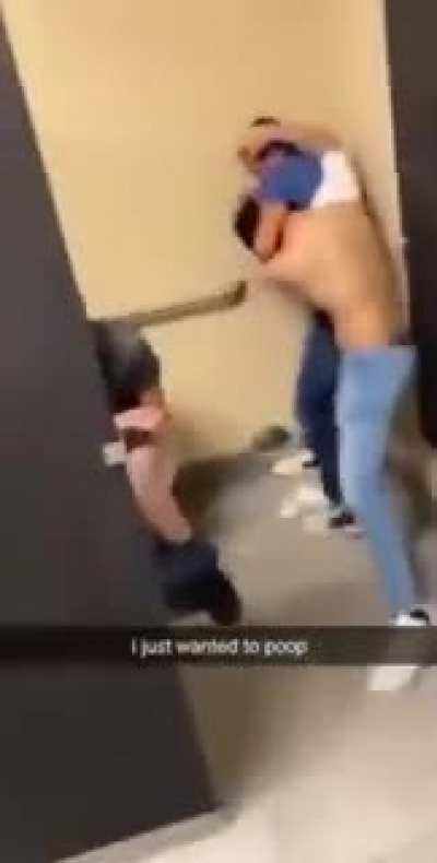 Cuando por fin decido cagar en un baño publico 😓