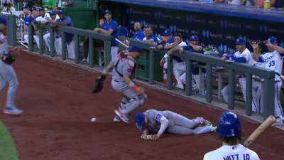 [Highlight] Pete Alonso gets hit in the face attempting to catch a foul ball.