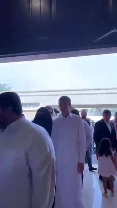 Burası Katar Doha Türk Büyükelçiliğimiz. Türk vatandaşlarının yanı sıra Araplardan da Türkiye’deki seçimlere yoğun katılım var!