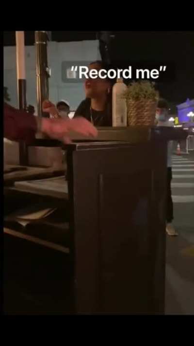 Woman refuses to wear mask at the Sugar Factory so she is not served