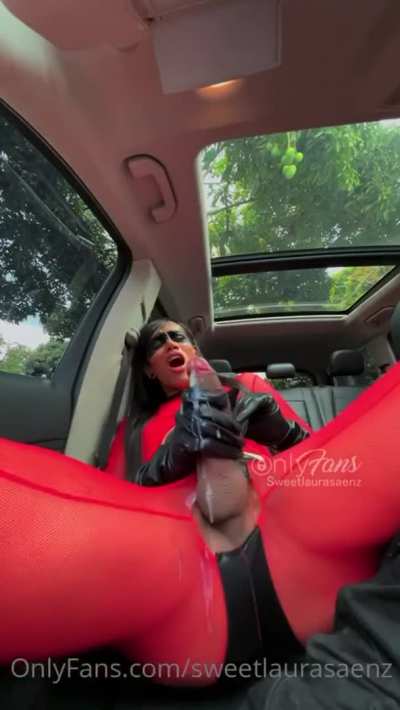 Laura Saenz incredible cumshot in a car