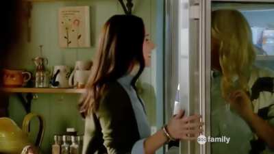 Haley Ramm & Gracie Dzienny (Chasing Life - s01e20)